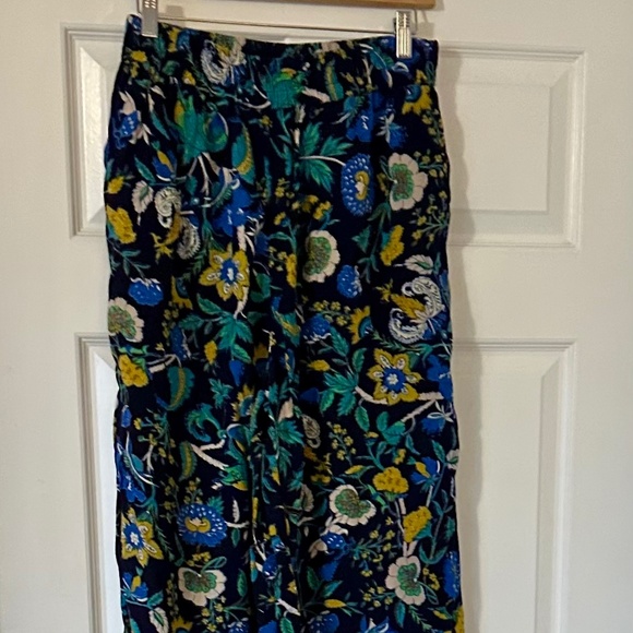 ANTHROPOLOGIE FLORAL WITH VELVET LOUNGE PANTS. - Picture 4 of 4